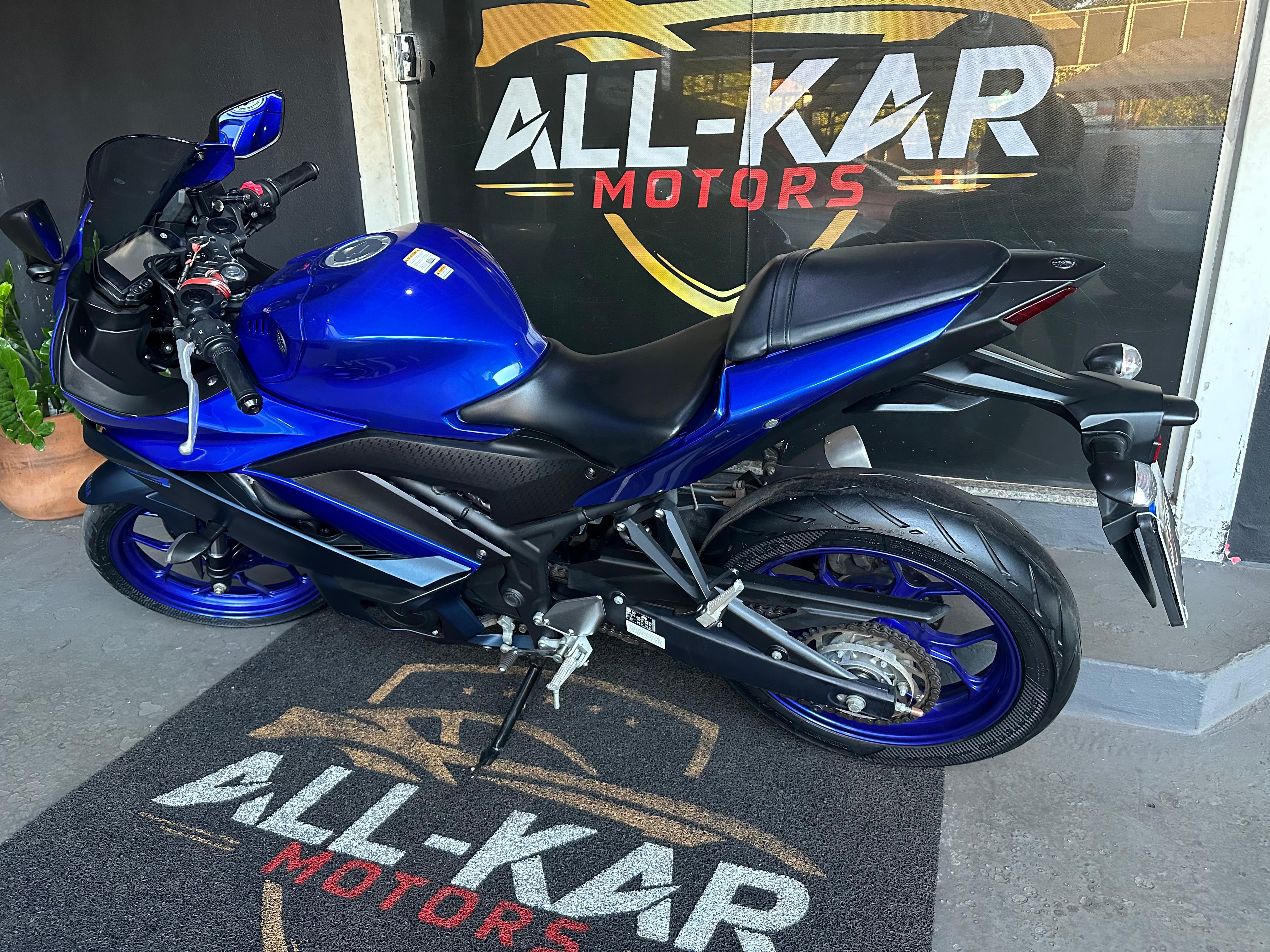 YAMAHA YZF R3 321 2023 - miniatura 4