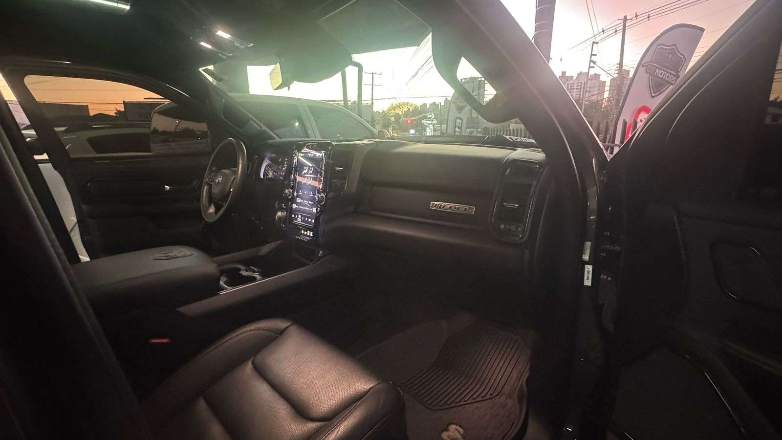 RAM 1500 Rebel 5.7 V8 4X4 C.D. 2024 - miniatura 4